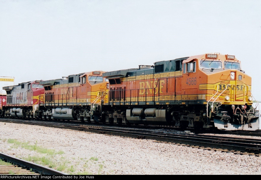 BNSF 4566 East